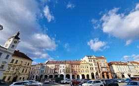 Velke Studio Na Velkem Namesti S Vybavenou Kuchyni