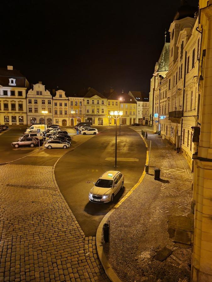 Velke Studio Na Velkem Namesti S Vybavenou Kuchyni Hradec Králové Exteriér fotografie