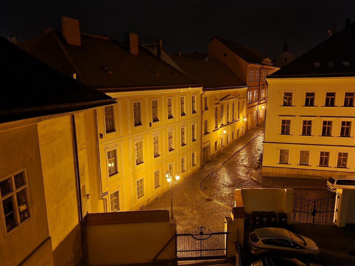 Velke Studio Na Velkem Namesti S Vybavenou Kuchyni Hradec Králové Exteriér fotografie